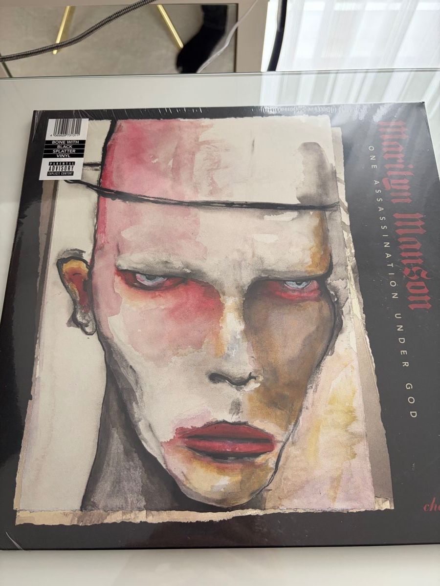 Dischi in vinile: Marilyn Manson One Assassination Under God - Chapter 1 – Nuovo e nell'imballaggio originale da Härkingen venduto da cinemaster