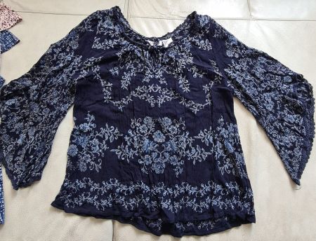 Dunkelblaue Bluse mit Blumenmuster, Grösse L, Top Zustand...