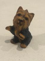 Figurine Chien Yorkshire Terrier en résine.