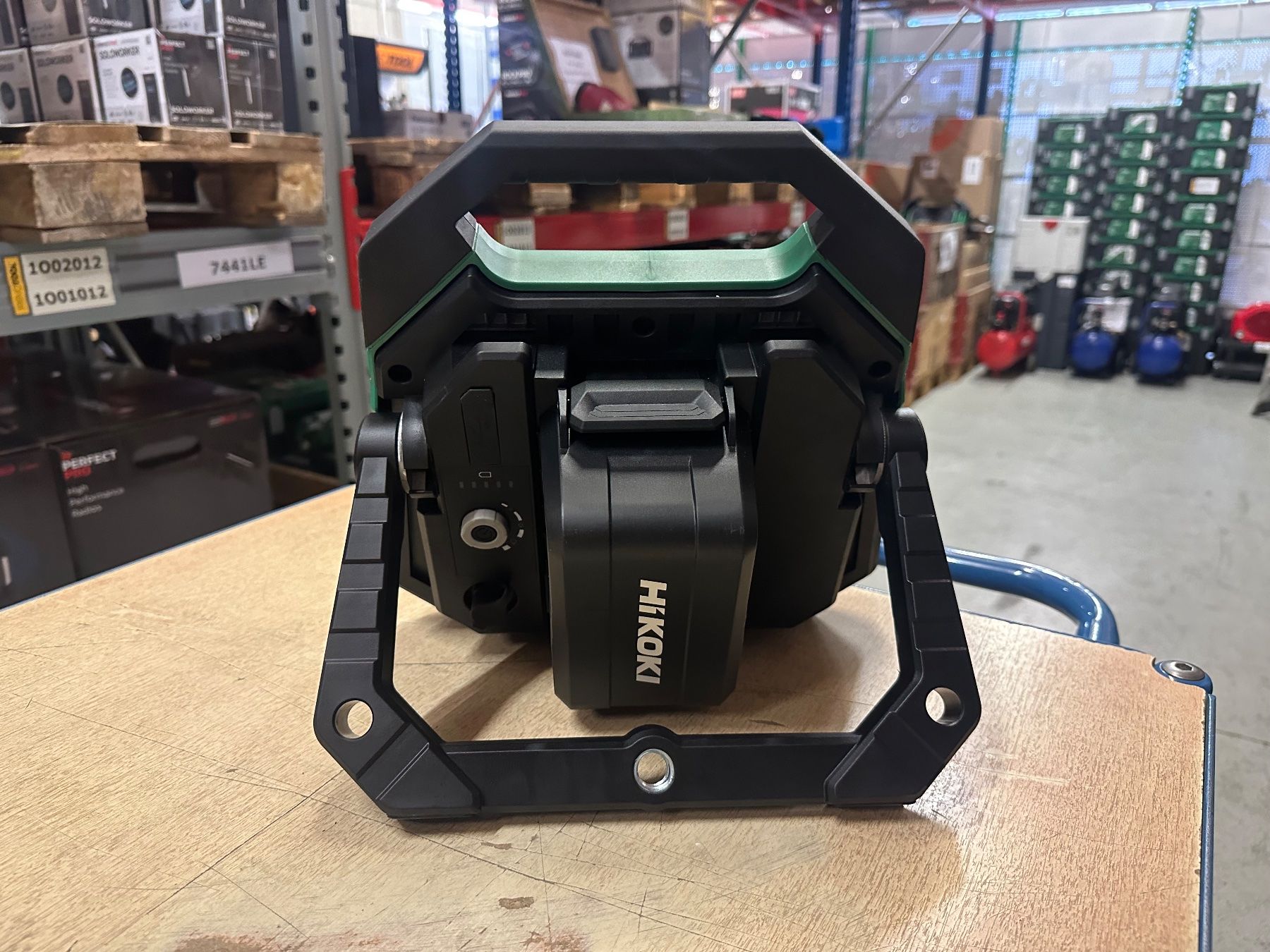 Hitachi Lampen: HIKOKI Akku LED-Baustellenstrahler UB18DD mit Stativ – Neu (gemäss Beschreibung) aus Uetendorf von Revotool 1