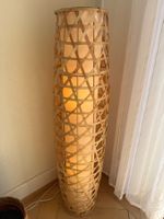 Bodenlampe aus Holz geflochten