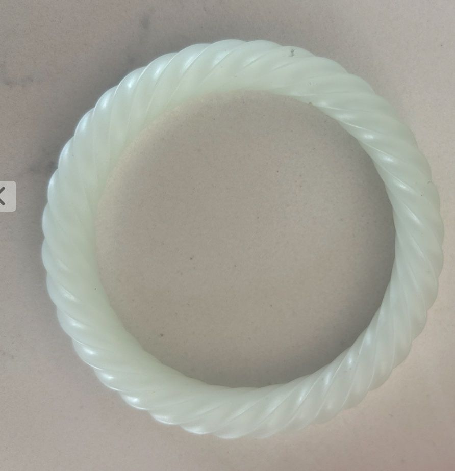 Sonstiger Schmuck: 2 Nephrite light green carved bangles in box – Gebraucht aus Zollikon von kmg1 1