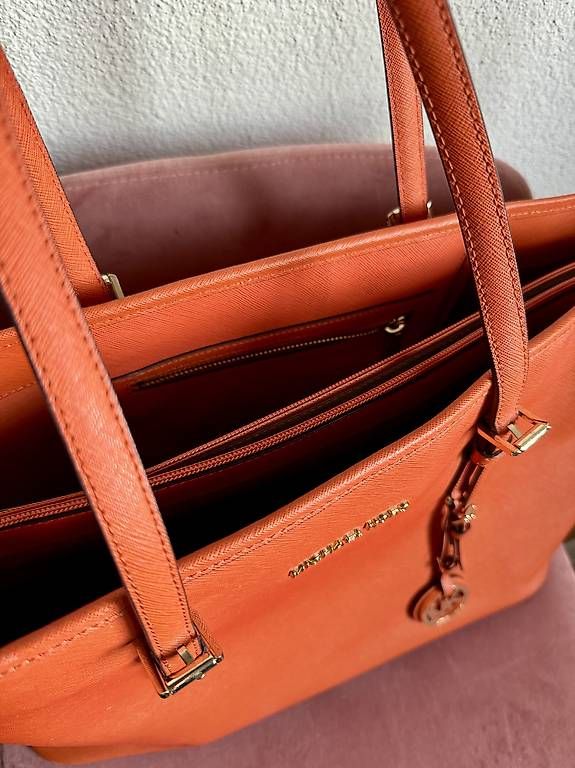Taschen für Damen: Michael Kors Tasche, gross, orange, mit Laptopfach – Gebraucht aus Biel/Bienne von l.v.ds 4