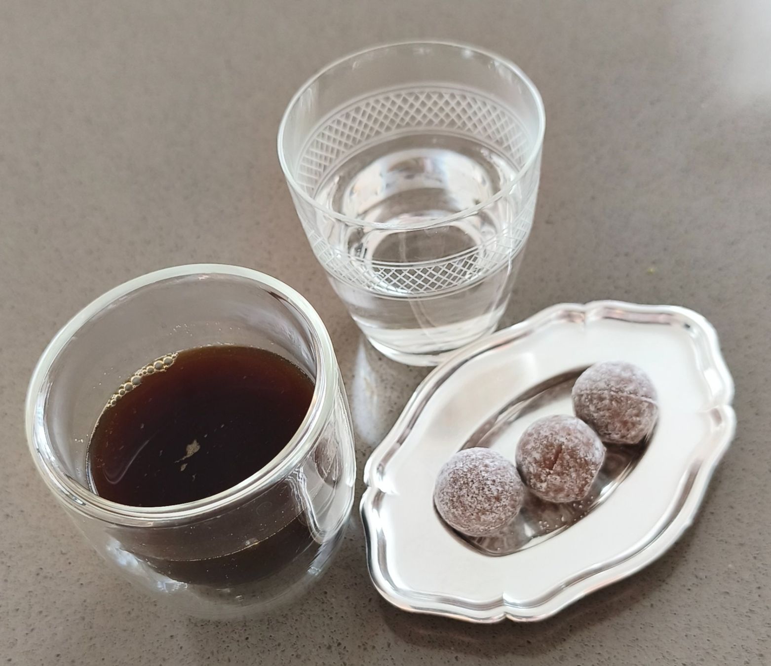 Piatti di portata: Kleines Tablett versilbert für Apéro oder Kaffeegedeck – Usato da Zürich venduto da Tanteemma369 9