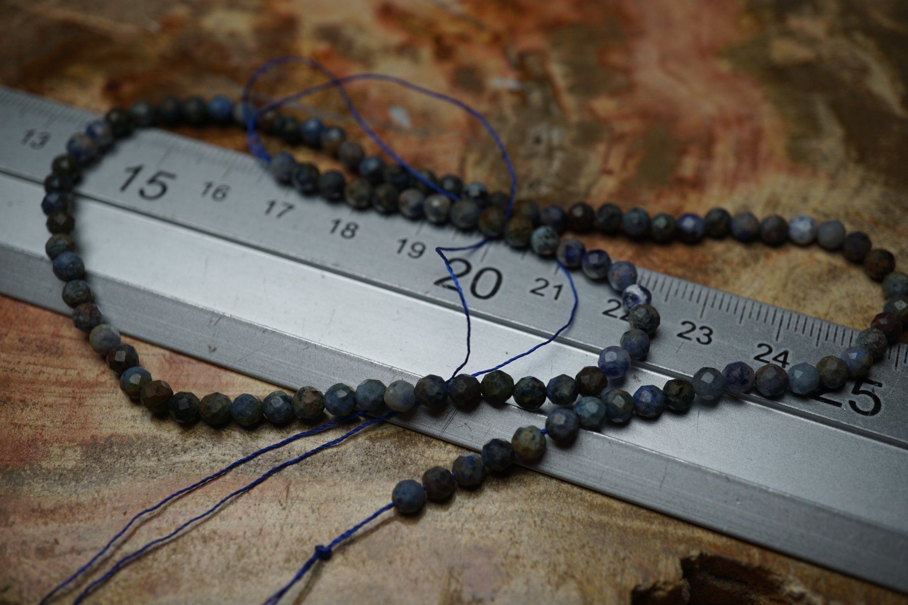 Pietre preziose: Dumortierit  Facettiert  4mm  Strang TOPSTONE  RAR – Nuovo e nell'imballaggio originale da Eschenbach SG venduto da topstone 9