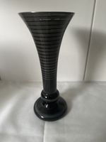 Elegante schwarze Vase mit Silberstreifen