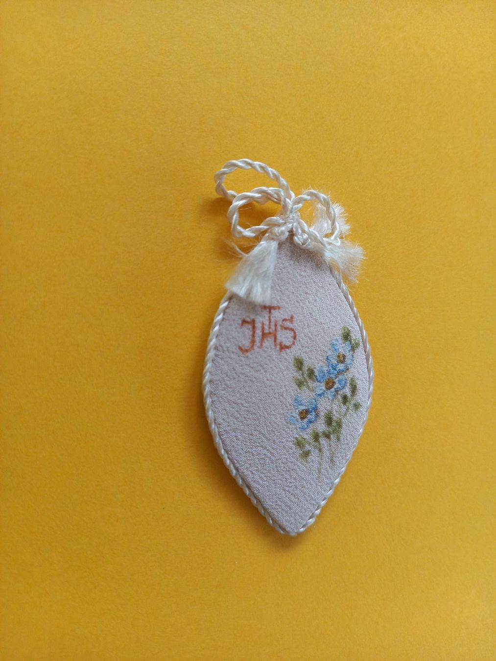 Tutte le decorazioni: Agnus Dei brodé à la main – Usato da Rossens FR venduto da Souris1 3