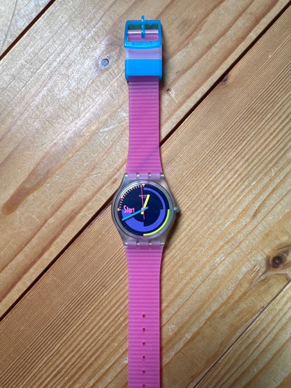 Swatch Orologi: Neue Neon Swatch – Usato da Winterthur venduto da annika34