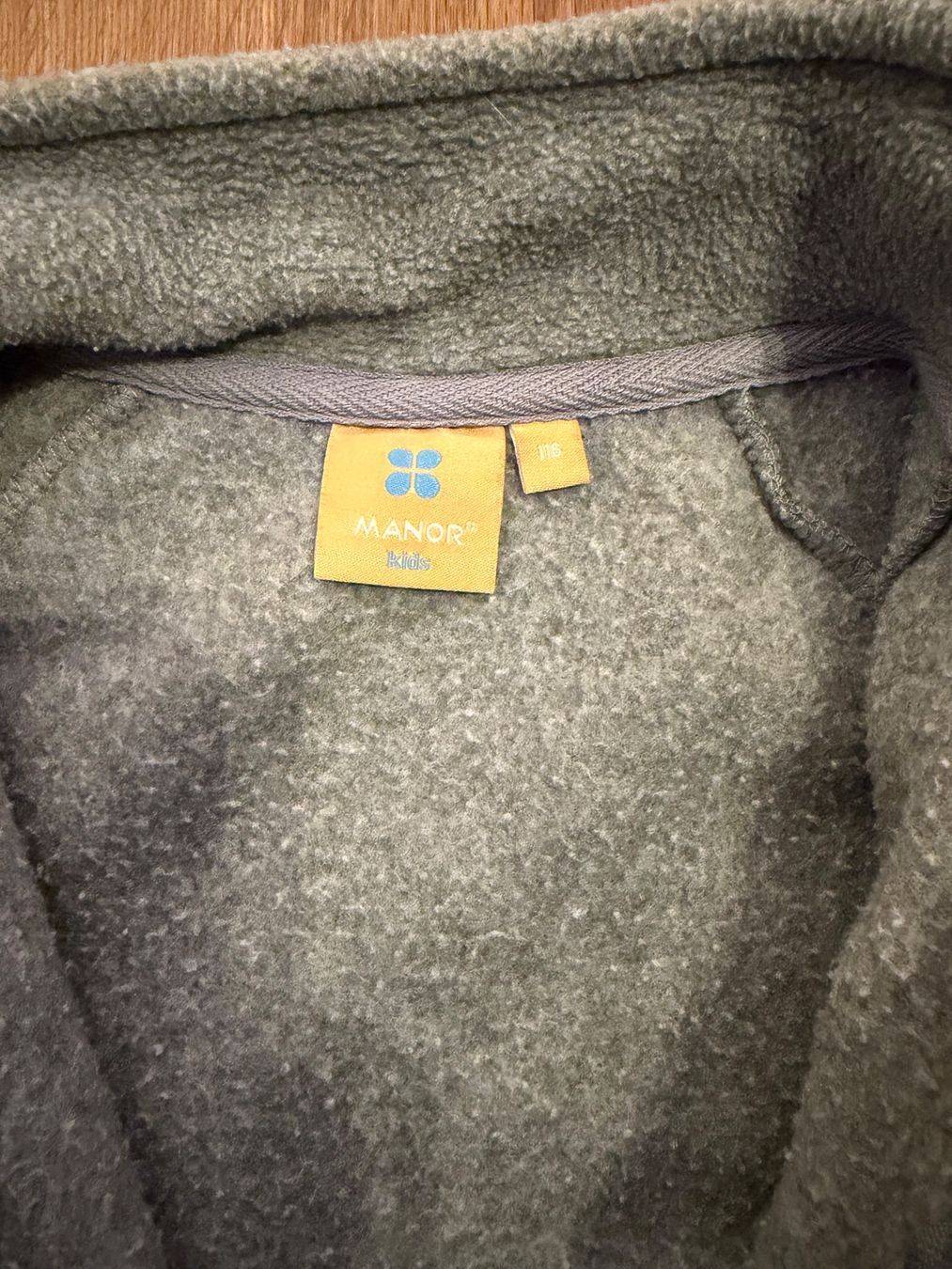 Manor Pullover & Sweatshirts: Fleecejacke grau Grösse 116 – Gebraucht aus Hergiswil NW von lar_zkp7 2