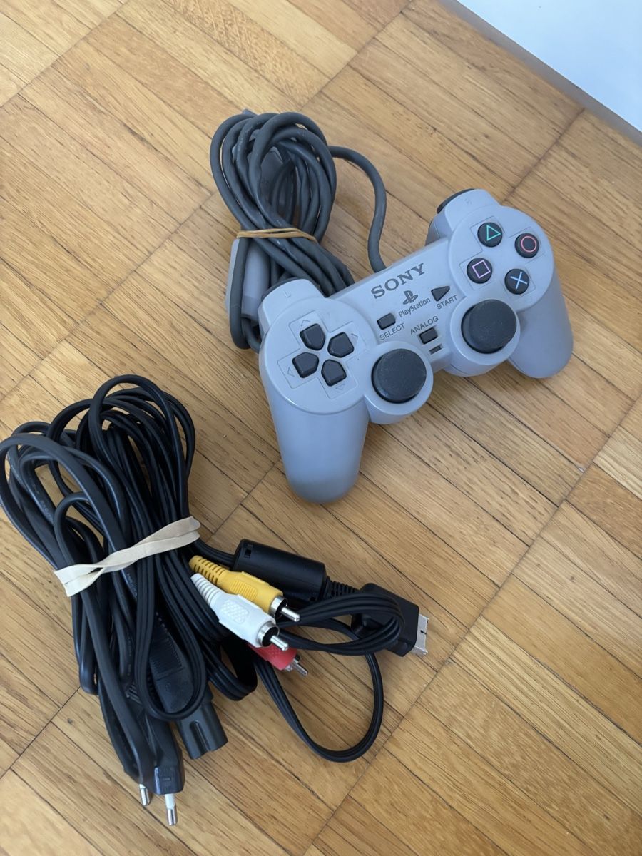 Sony Konsolen: Sony PlayStation 1 inkl. Controller, Spiel und Poster – Gebraucht aus Zürich von Eves.vintage.element 2