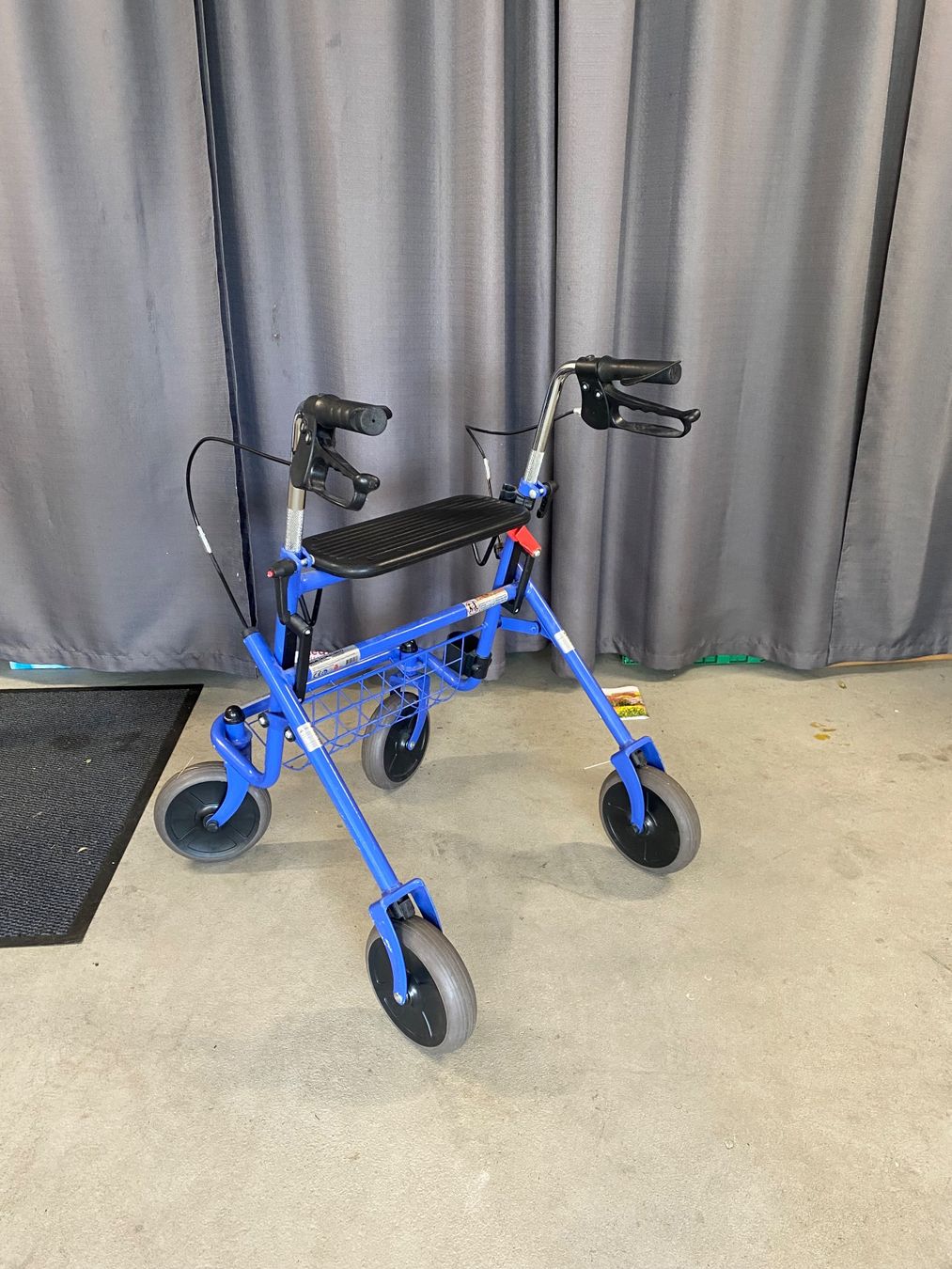 Aides à la marche: Rollator – D'occasion à Goldau par Bugja