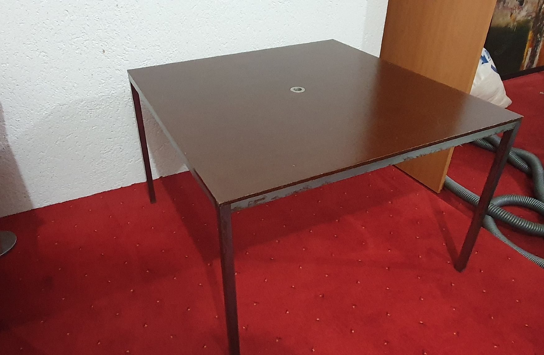 Tables: table basse, en bois et pieds en fer – D'occasion à Neuchâtel par san_wwm2