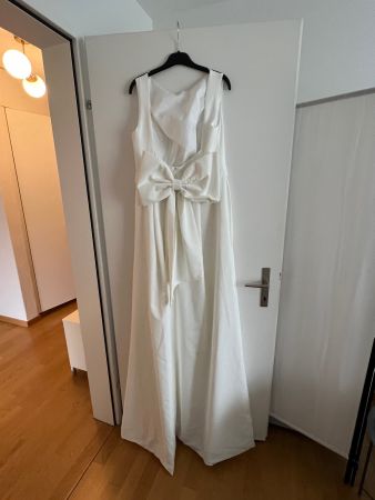 Brautkleid mit ausgefallener Rückenmasche