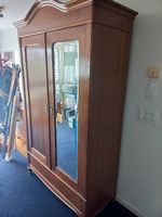 Kleiderschrank aus Holz mit Spiegel, klassischer Stil