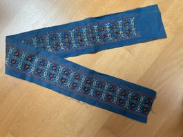 Handbesticktes Band Kreuzstich blau rot gelb vintage