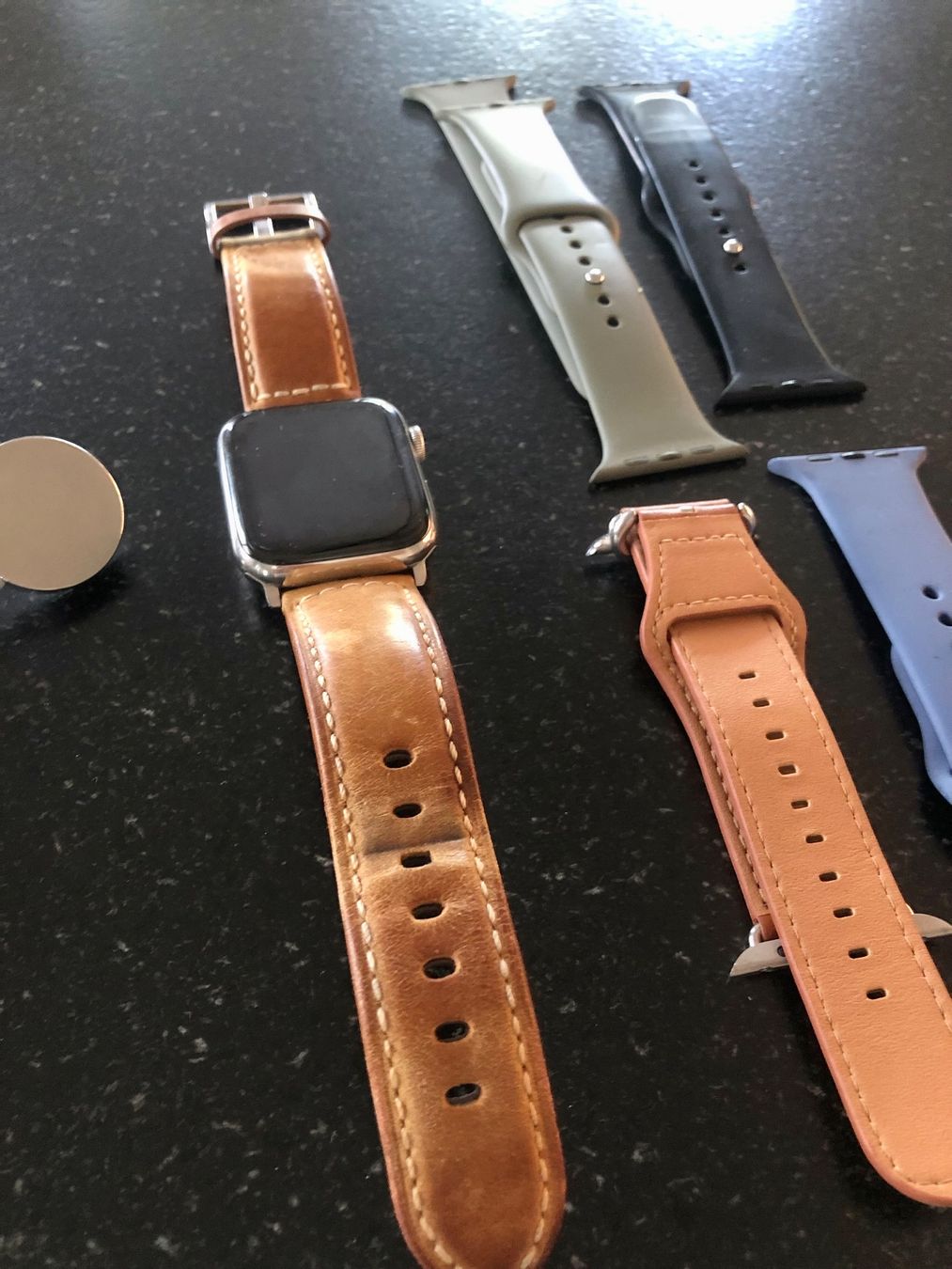 Apple Smartwatch: Apple Watch Series 5 mit 2 Lederarmbänder + 3 Siliconebänder – Usato da Gutenswil venduto da Hermione1