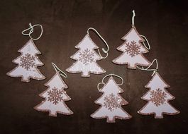 6 décorations en forme de sapin, en bois, rose pailleté