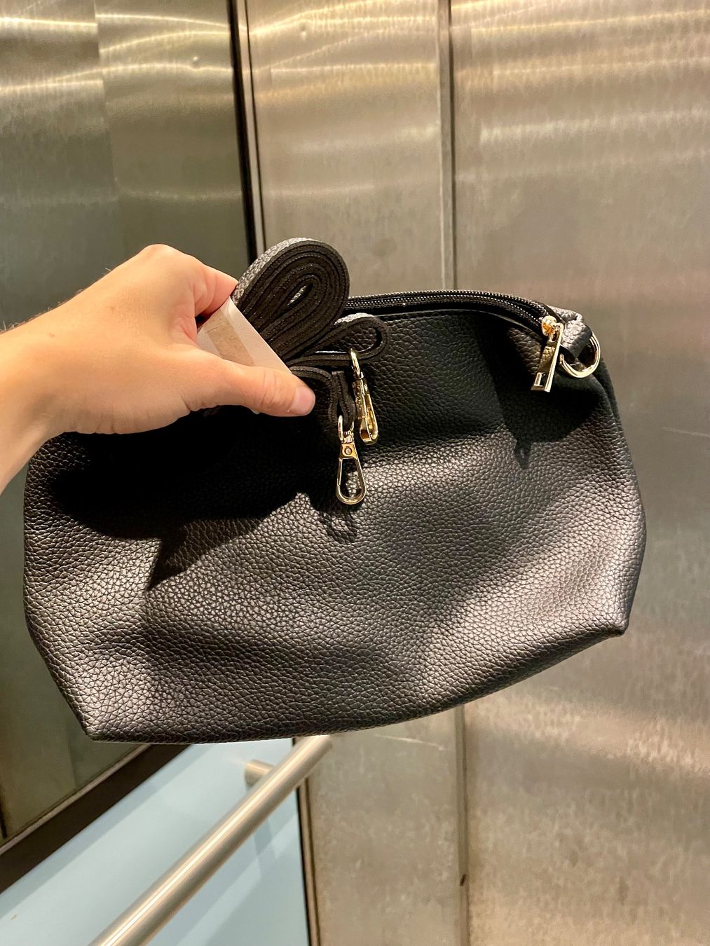 Borse: Vendo borsa grande nera da indossare a spalla – Nuovo e nell'imballaggio originale da Brione s. Minusio venduto da Je_Jey 3