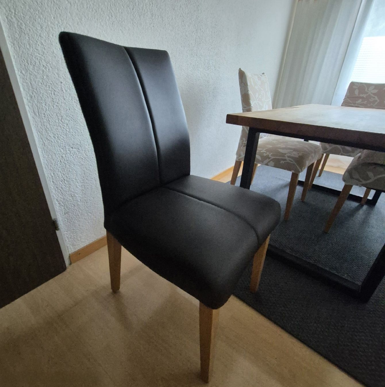 Tavoli: Schöner Holztisch mit 4 Stuehlen – Usato da Jona venduto da MarySommer 6