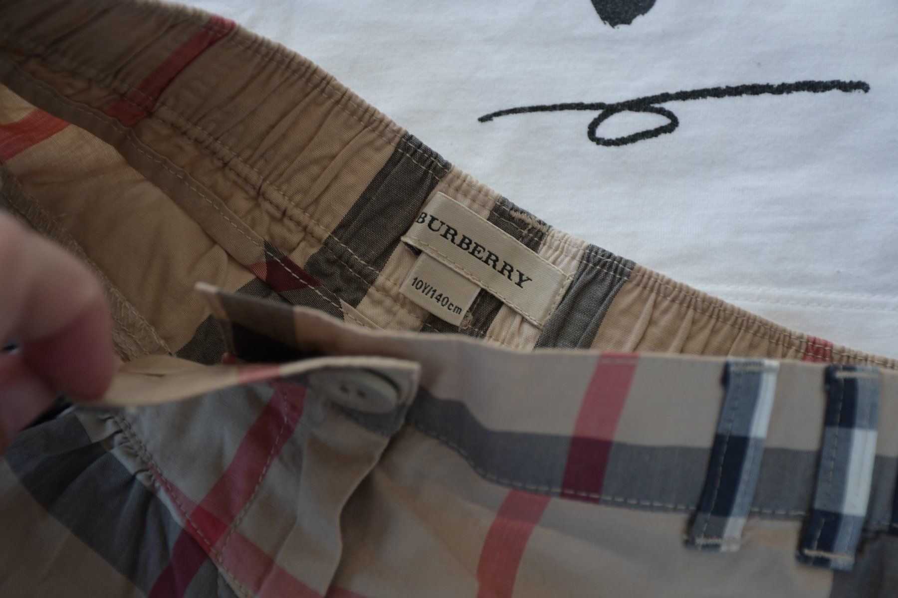 Burberry Pantaloni: Shorts, Tshirt von Burberry gr.140 – Usato da Nuglar venduto da Korsika2 3