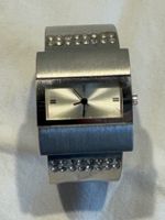 Montre bracelet argentée avec strass état d'occasion (75)