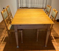 Tisch (ausziehbar) mit 4 Stühlen