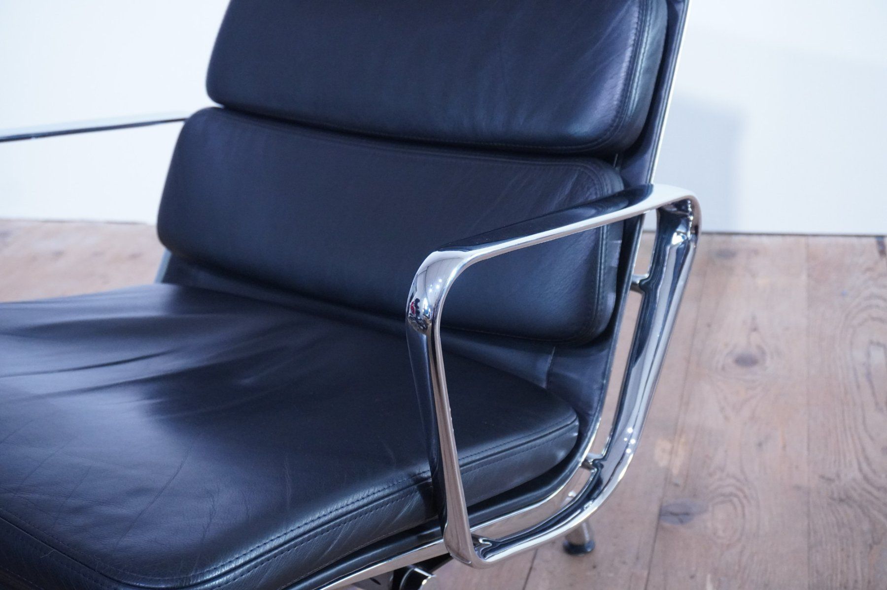 Vitra Sessel: Vitra Eames Soft Pad Lounge Chair EA222 Leder nero – Gebraucht aus Bad Zurzach von QLASSIQ 8