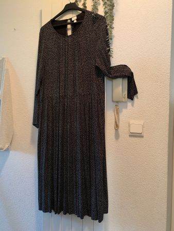 Leichtes langes Kleid schwarz mit kleinen weissen Punkten XL