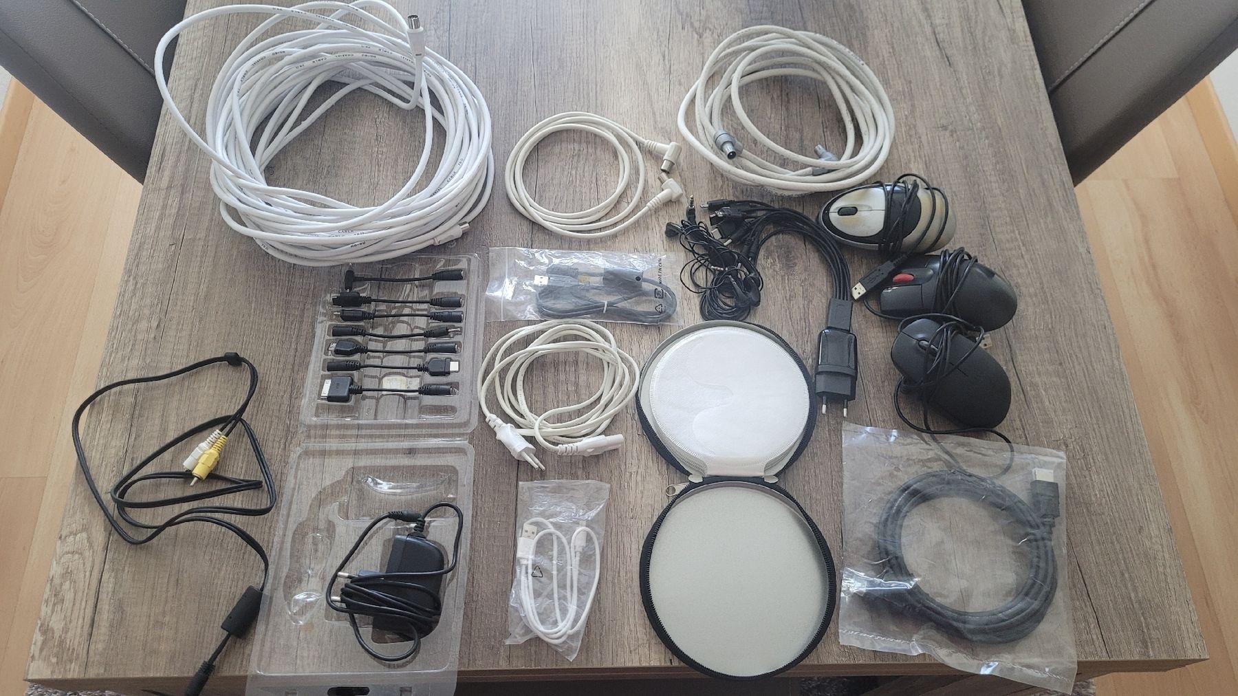 Kabel: Diverse Antennenkabel, verschiedene Ladegeräte, Mäuse, etc. – Gebraucht aus Schöfflisdorf von cri_8gn5