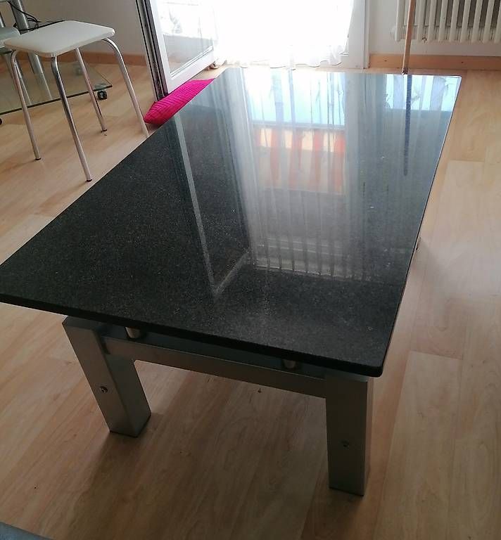 Tische: Couchtisch mit Granit & satiniertem Glas – Gebraucht aus Unterengstringen von per_5fxw