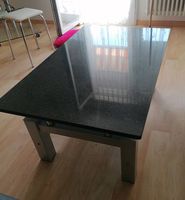 Couchtisch mit Granit & satiniertem Glas