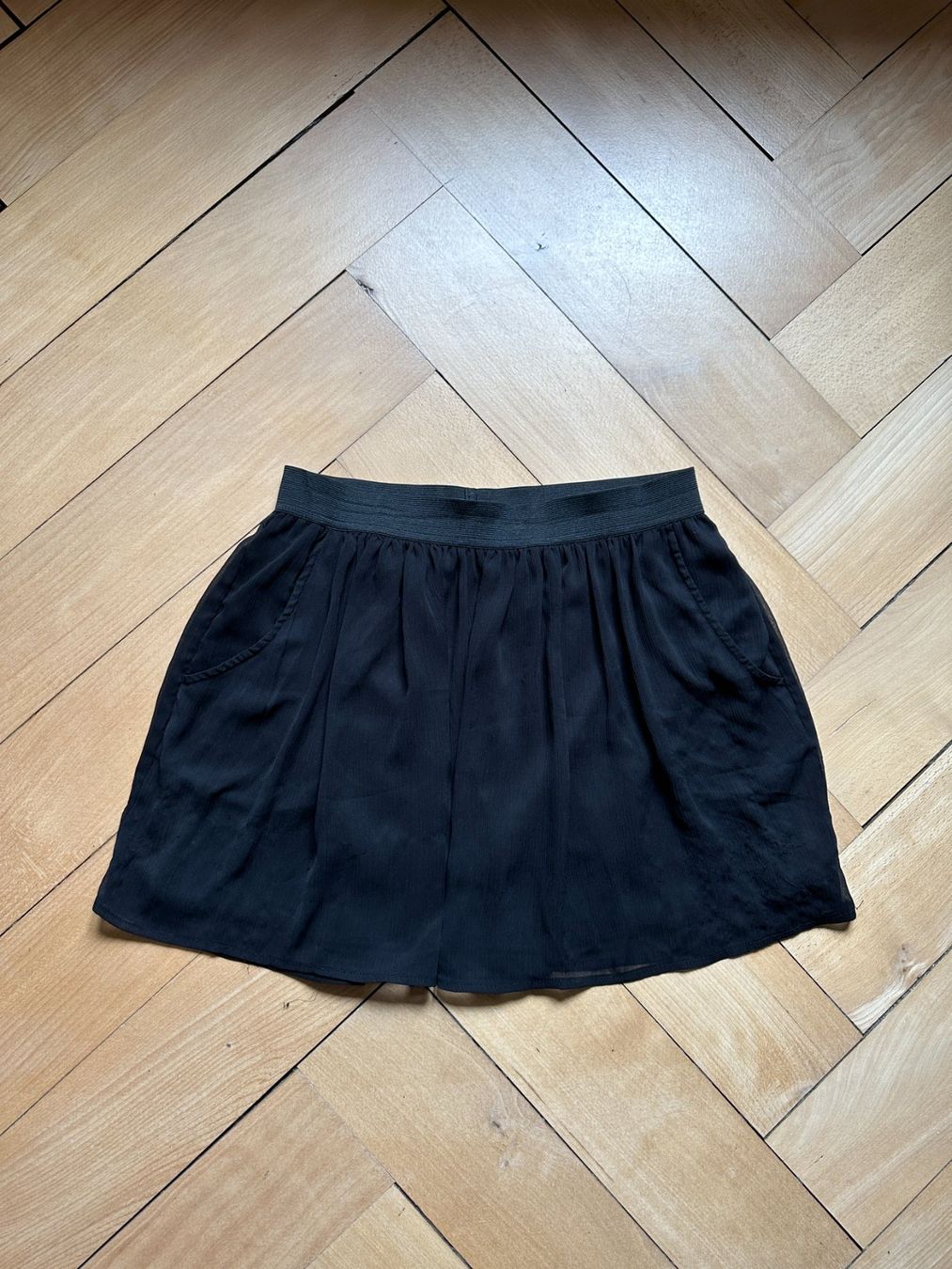 Stradivarius Jupes: STRADIVARIUS - Chiffonrock schwarz S – D'occasion à Zürich par Diazaio