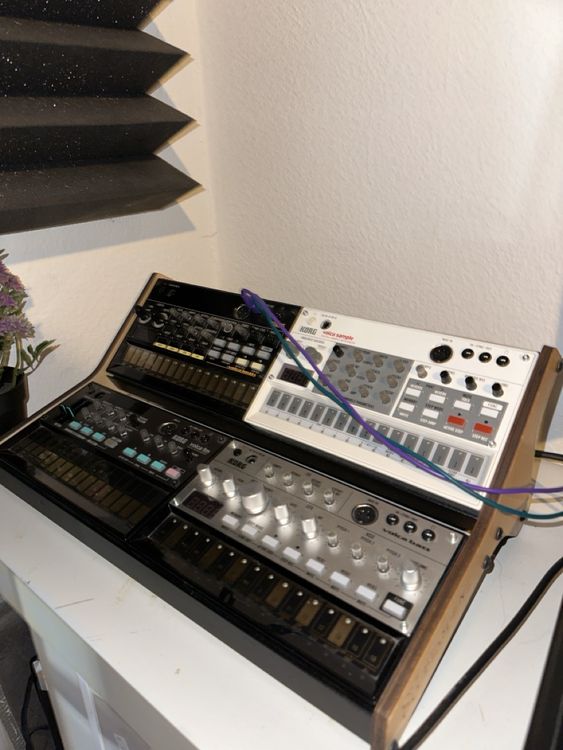 Korg Volcas Bundle (Bass,FM ,Sample ,Beats ) mit Holzständer (Gebraucht ...