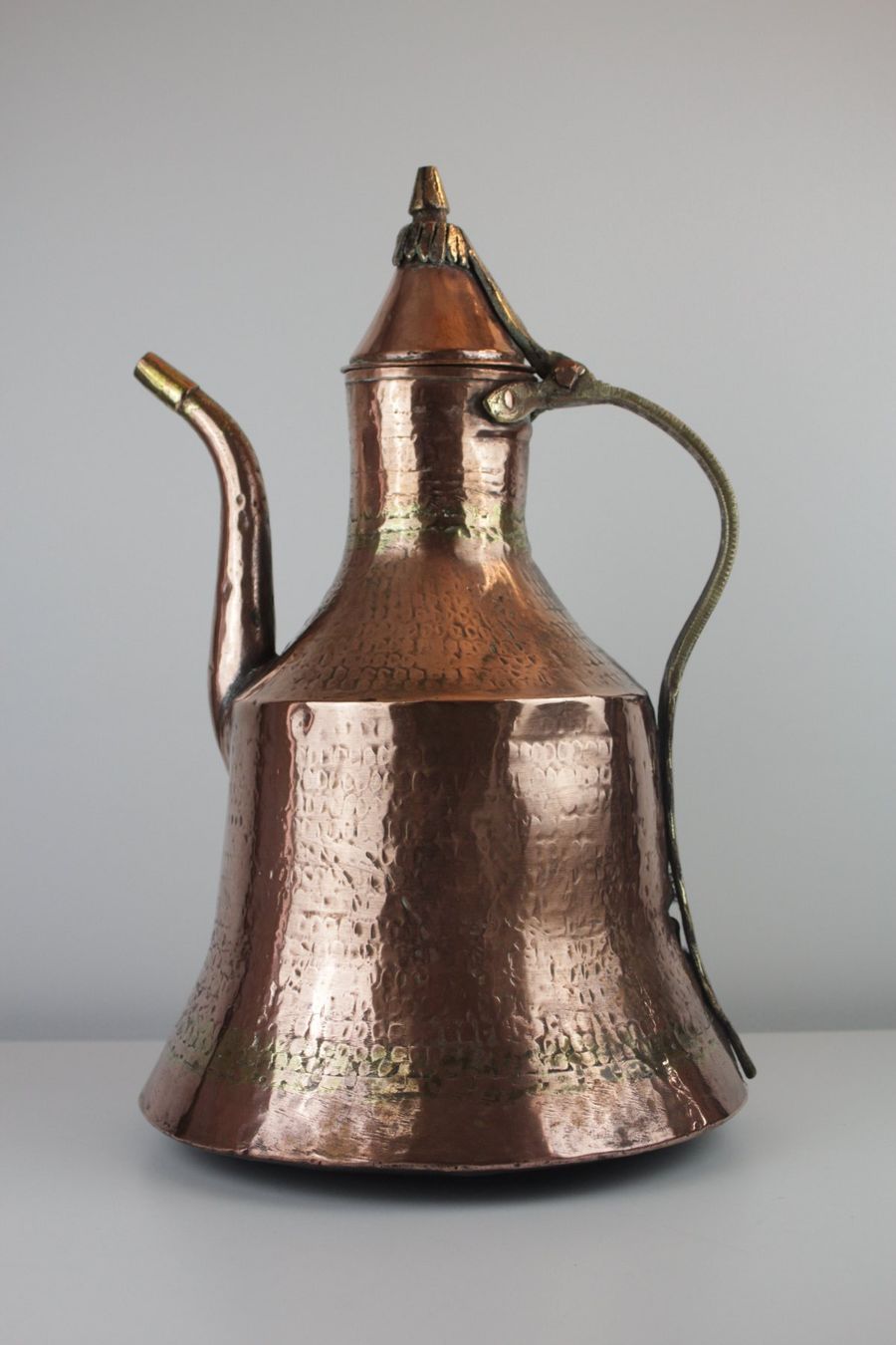 Caraffe: Alte gehämmerte Kupferkanne mit Deckel – Usato da Basel venduto da IRMAundFRED