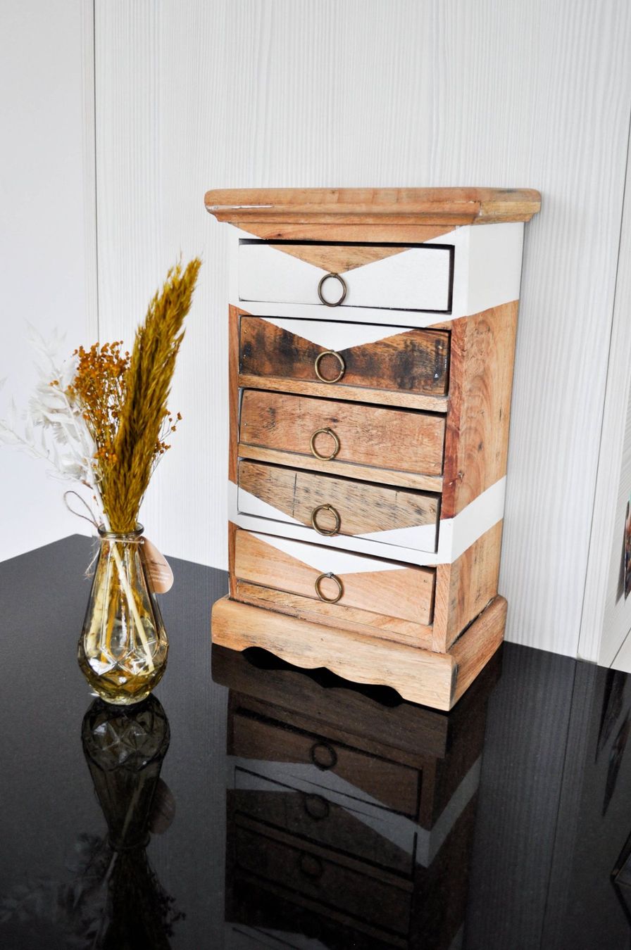 Tavoli da trucco: Joli meuble design de rangement, petite commode moderne – Usato da La Tour-de-Treme venduto da Noura-Noam 3