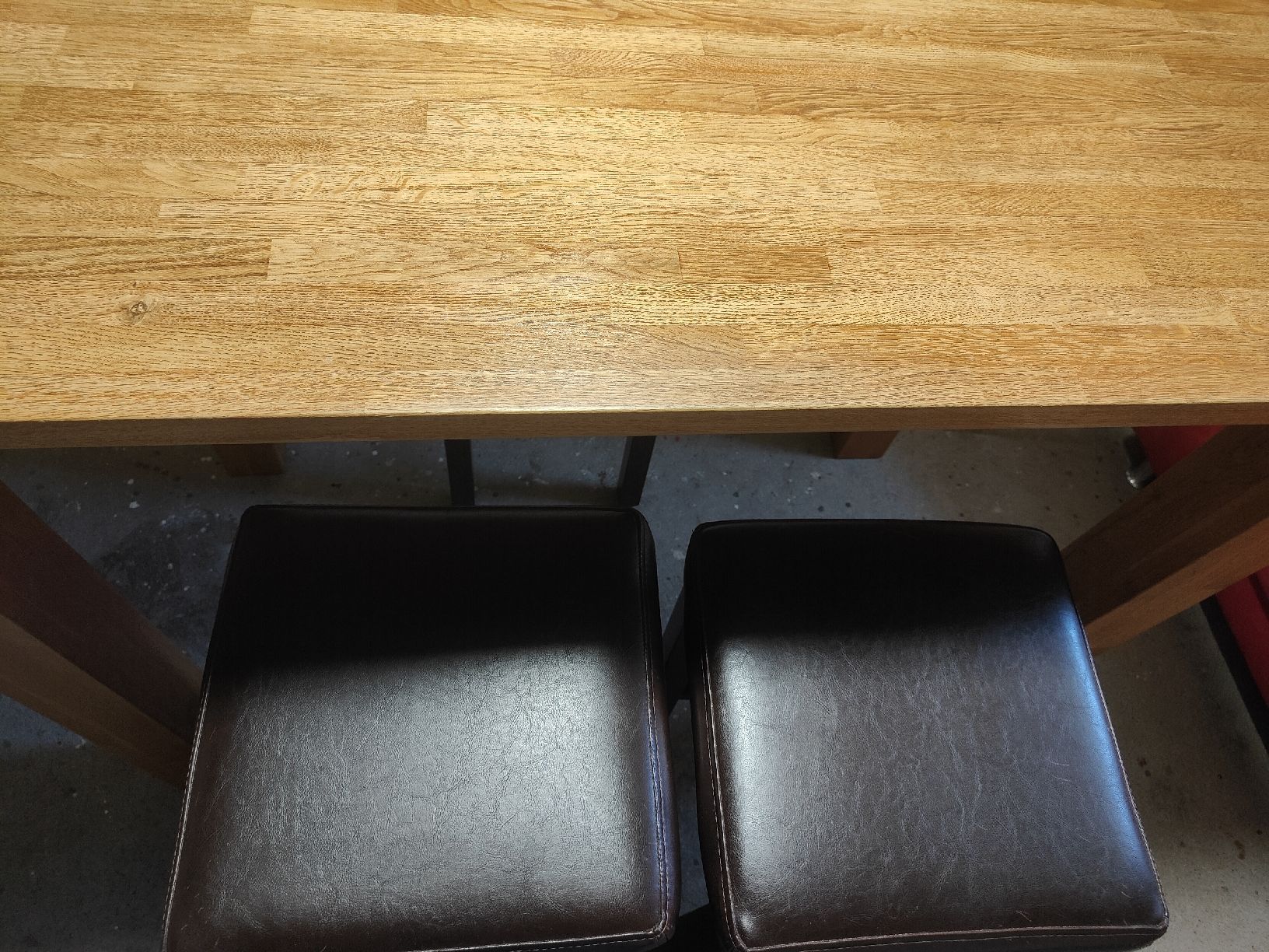 Set di tavolo e panche: Bartisch und 5 Barhocker  – Usato da chur venduto da Hmars 1