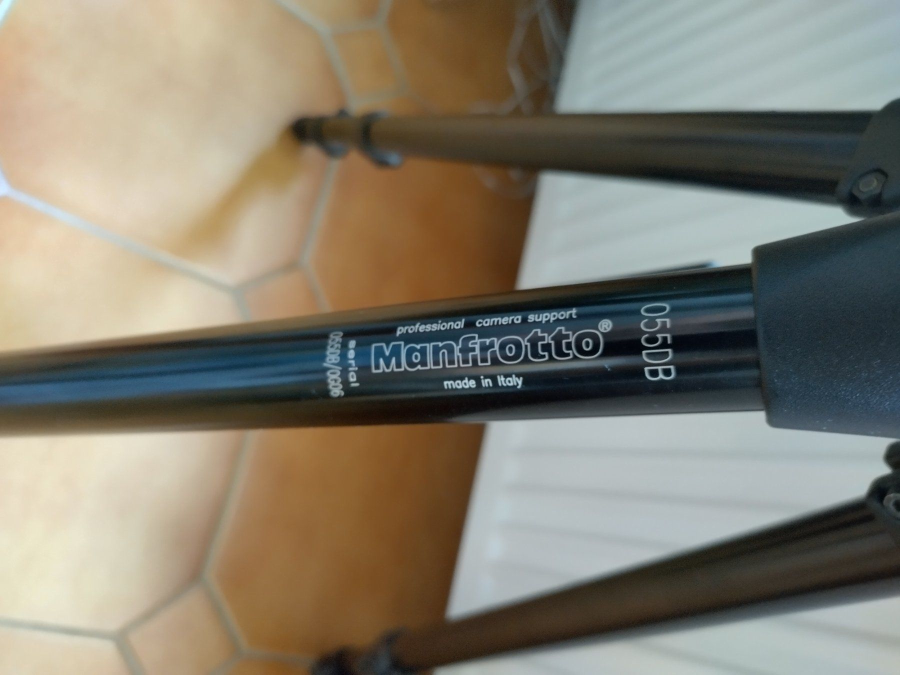 Manfrotto Treppiedi & Teste: Trépied Manfrotto 055DB professionnel bon état – Usato da Ollon VD venduto da yva_g28f 2
