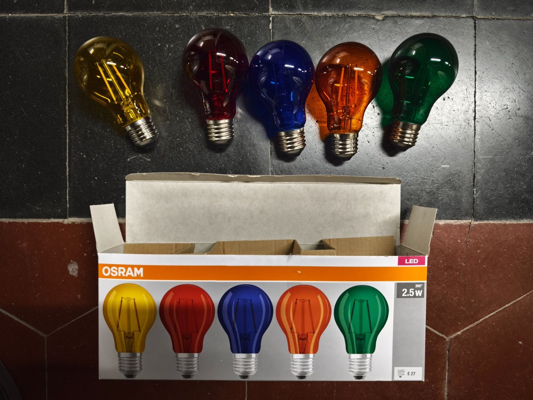 Osram Lampade: LED SET farbig 5 Stück E27 Party Licht – Nuovo e nell'imballaggio originale da Bruzella venduto da onda2510 2
