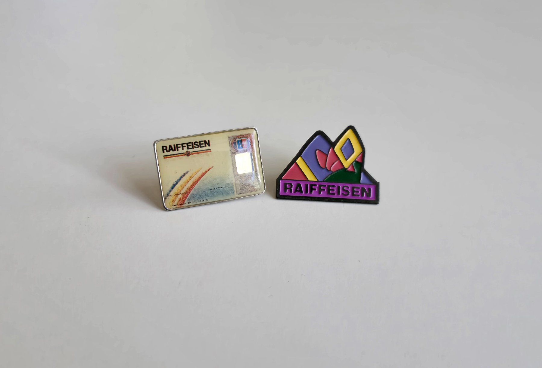 Plaketten & Abzeichen: 2 Pins Raiffeisen – Gebraucht aus Dättlikon von Wundertuete_