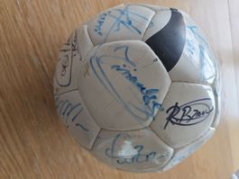 Real Madrid Fussball mit zahlreichen Original-Autogrammen –