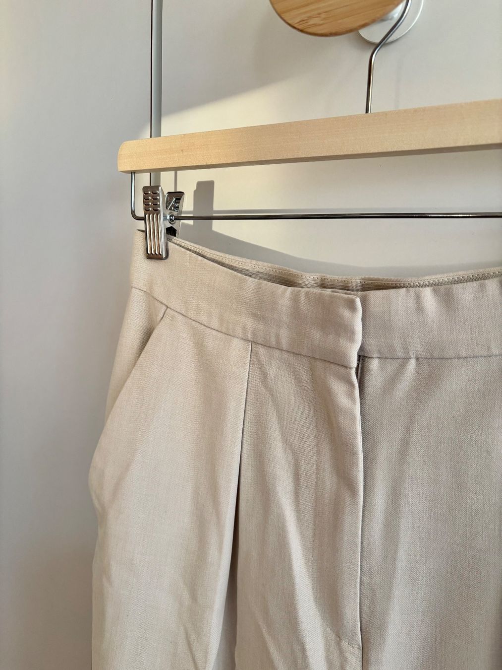 H&M Pantaloni: Gerade Stoffhose mit Bundfalten – Nuovo (secondo la descrizione) da Niederrohrdorf venduto da Madoqua 2