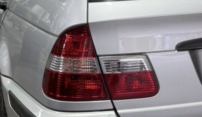 BMW Tutti pezzi di ricambio auto: BMW E46 Touring Klarglas Heckleuchten – Usato da Untervaz venduto da maellen 1