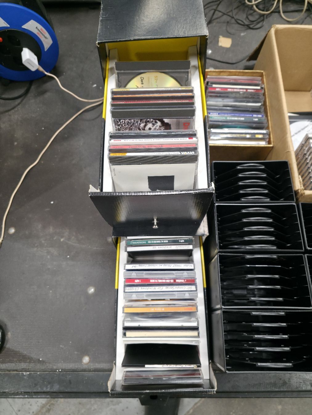 CD: Sammlung CD's / PC-Programme / Leere CD-Hüllen / CD-Fächer – Difettoso da Dietlikon venduto da litisop 1