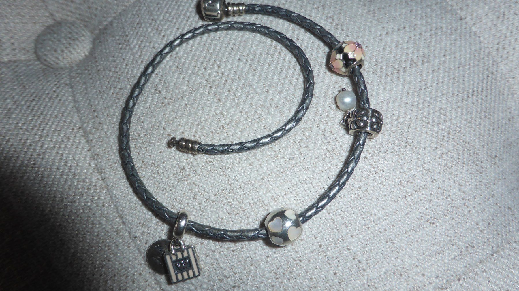 Pandora Armbänder & -reifen: Bracelet Pandora avec 4 charms – Gebraucht aus Genève von LucieA01 1