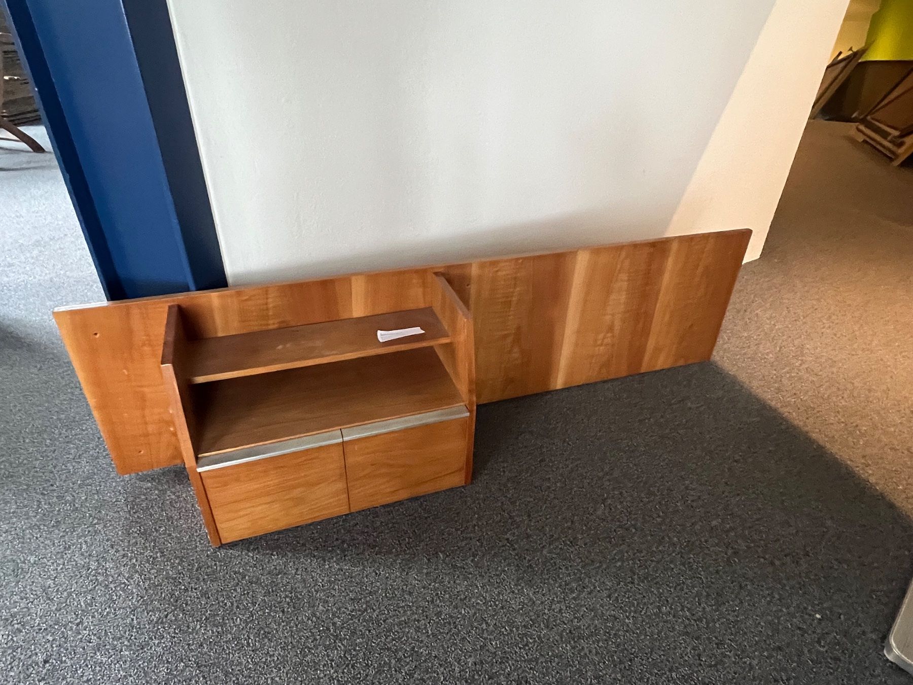Comodini: Bettrückwand mit Nachttisch – Usato da Solothurn venduto da Spicar
