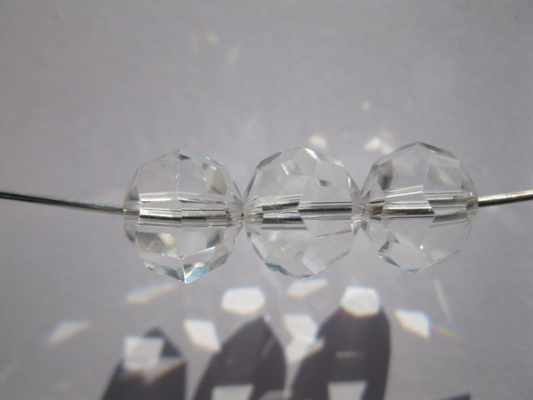 Perle (finte): 25 Glasperlen facettiert, klar, 8mm – Nuovo e nell'imballaggio originale da St. Margarethen TG venduto da LuanaKa
