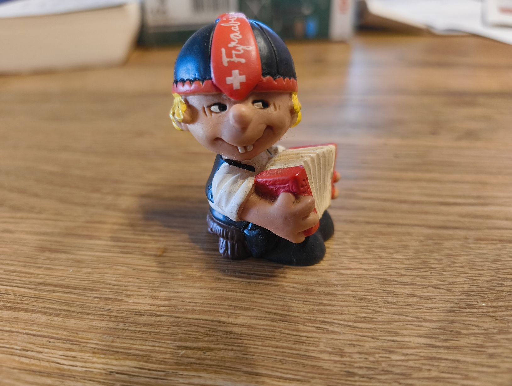 Schleich Statuette: Seppli mit Akkordeon, Hersteller Schleich  – Usato da Kyburg venduto da mir_8b67