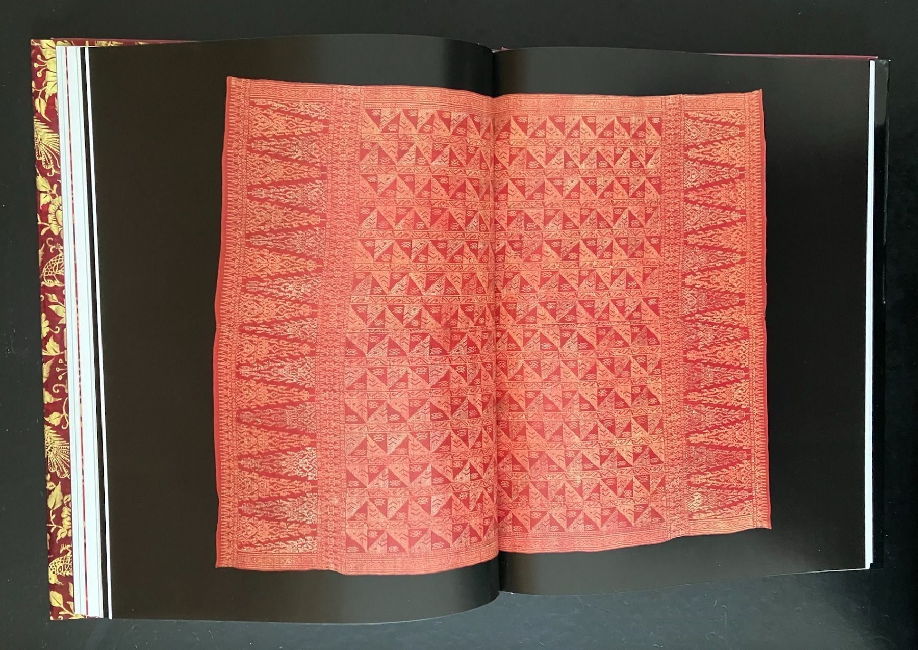 Libri: textilien in bali . periplus editions – Usato da Allschwil venduto da rotocker 5