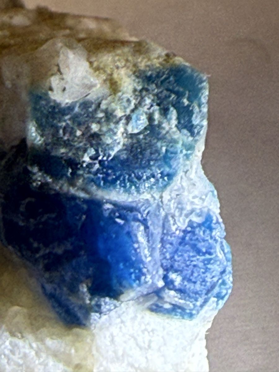 Mineralien & Heilsteine: Hauyn Haüyn – Gebraucht aus Oberhof von RealStone