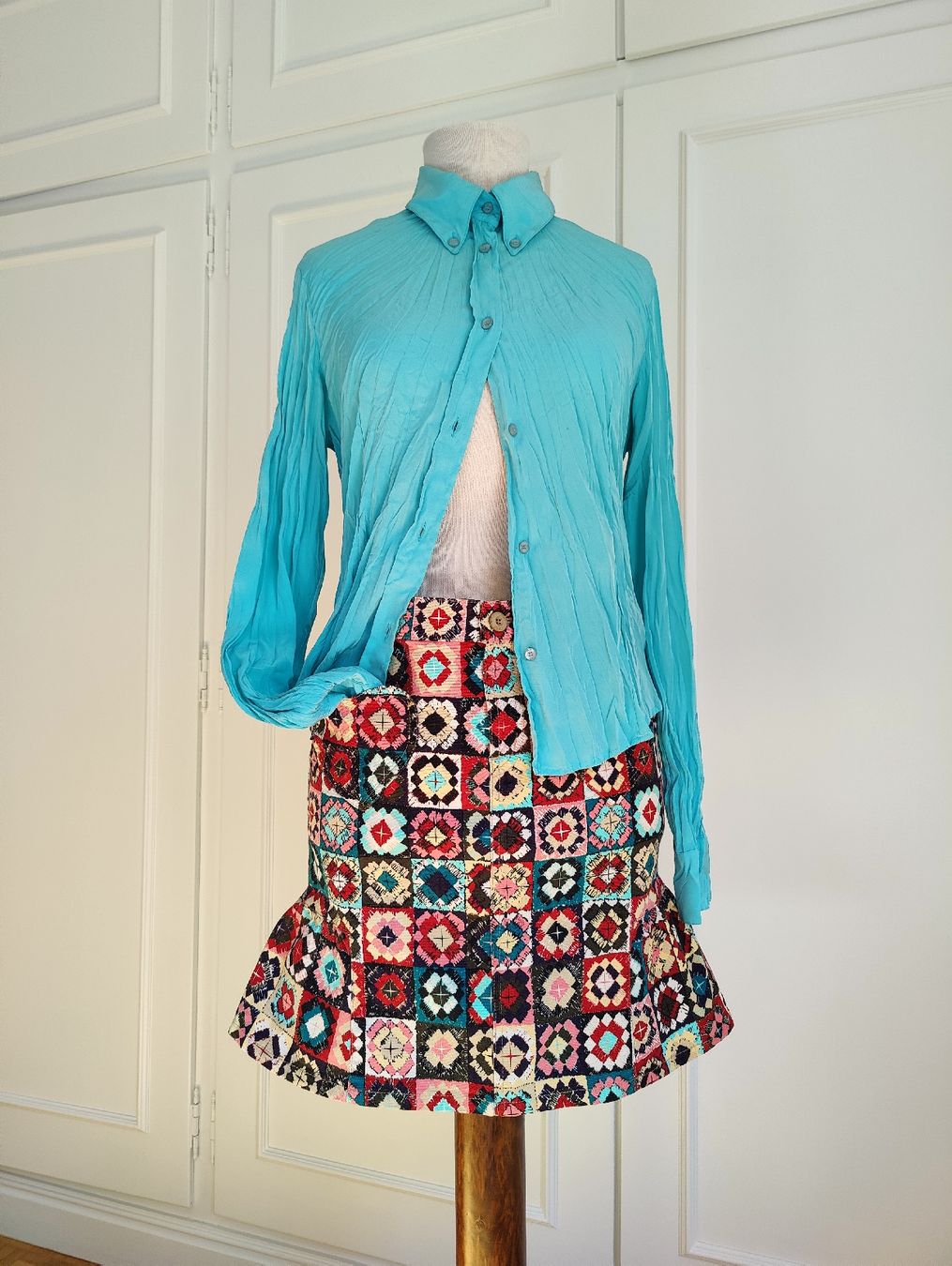 Moschino Gonne: Vintage Moschino Jeans Rainbow Patchwork Ruffle Mini Skirt – Usato da La Tour-de-Peilz venduto da dAutrefois 9
